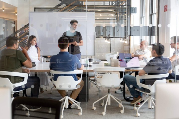 Manday fastholder momentum hos store kunder