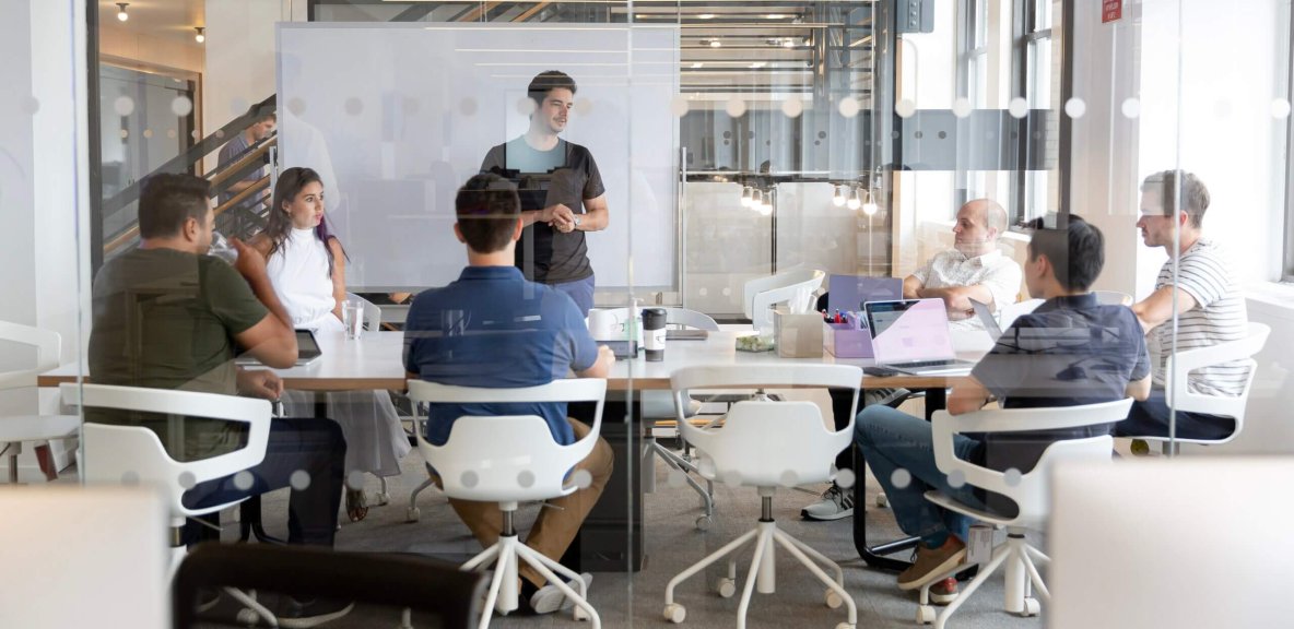 Manday fastholder momentum hos store kunder